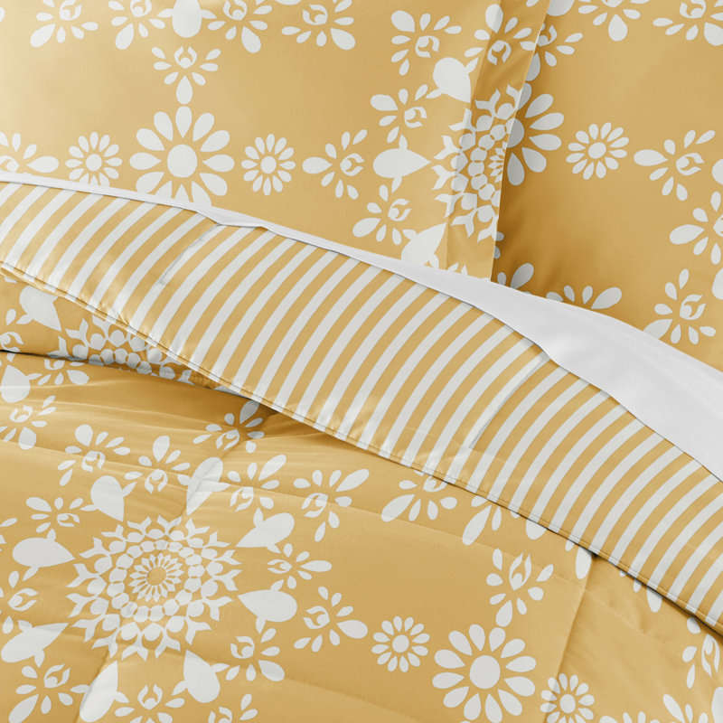  Daisy Medallion Reversible Down-Alternative Comforter, Queen, Yellow
