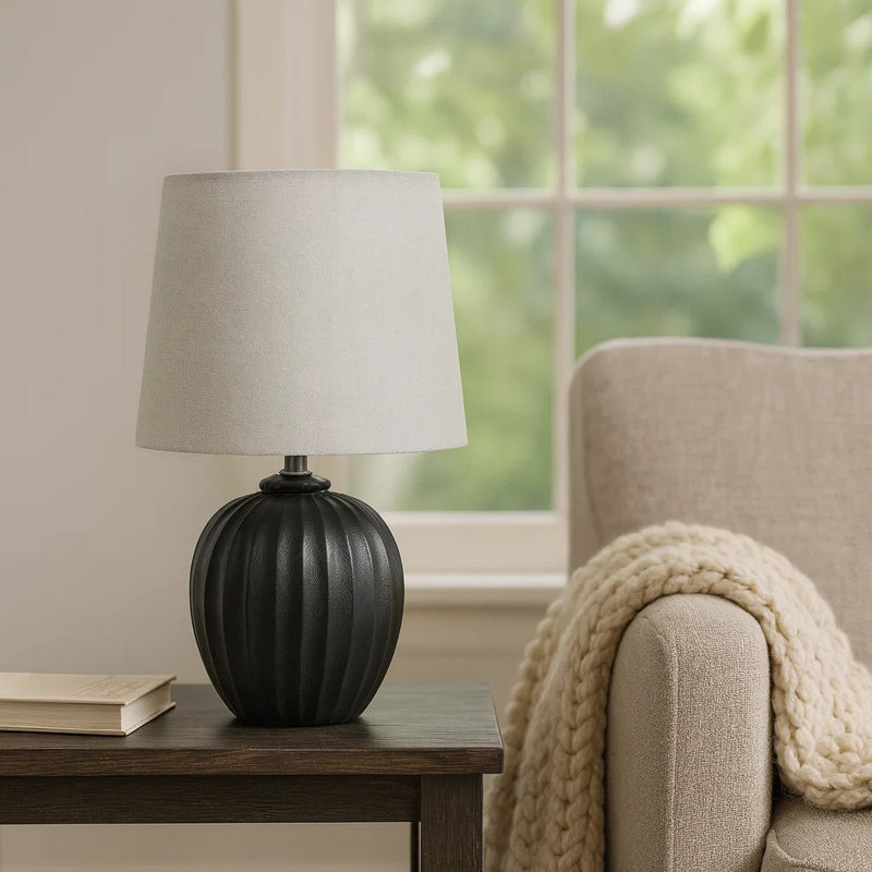 Lampe de table Suzie avec base cannelée en résine noire et abat-jour en lin gris, Noir