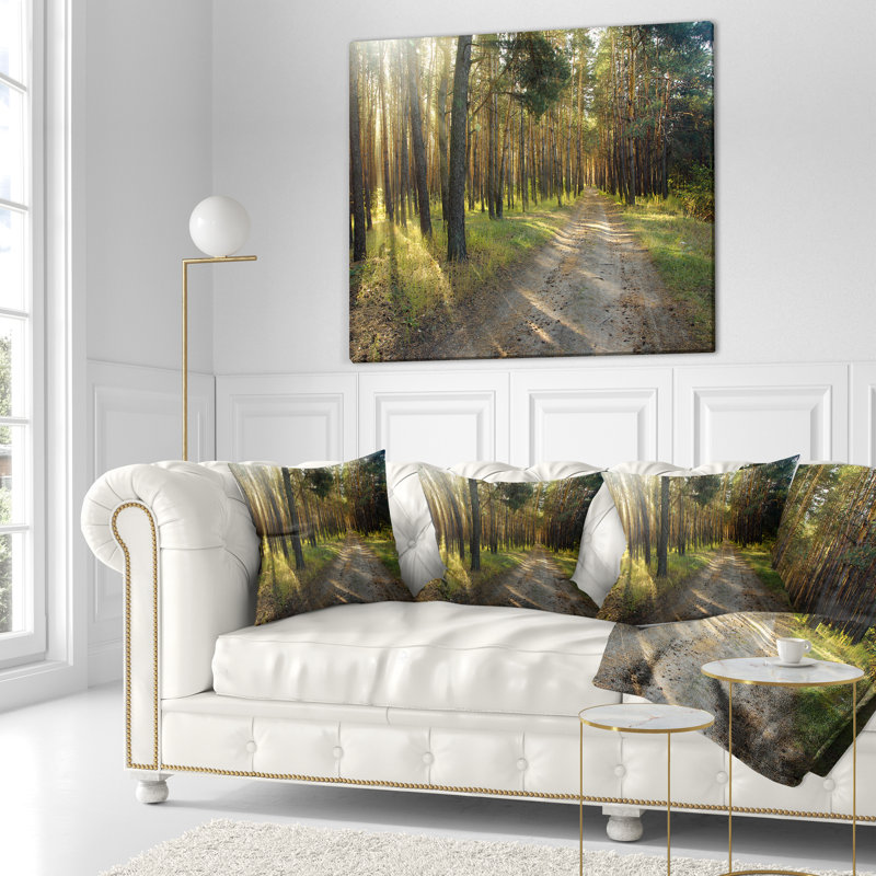 Route à travers la forêt de pins verts - coussin à imprimé paysage, 18 po x 18 po, Coussin décoratif
