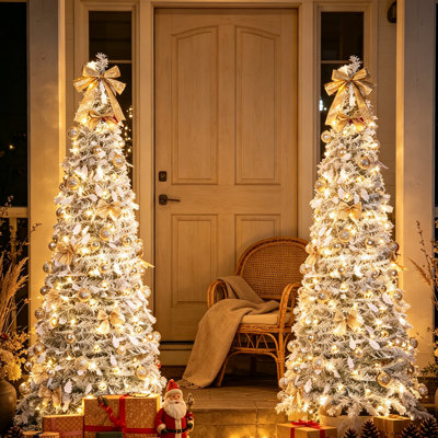 Ensemble de 2 sapins de Noël artificiels pliables de 1,80 m (6 pi) recouverts de neige, pré-illuminés avec 100 lumières DEL blanc chaud et 8 modes d'éclairage, décorés de nœuds et d'ornements dorés. Parfait pour la décoration de Noël à la maison, au bureau ou dans l'entrée.