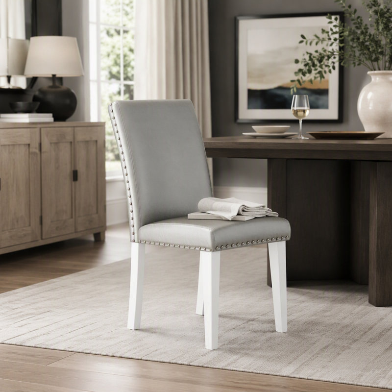 Ensemble de 2 chaises de salle à manger rembourrées Regal Estate, dossier haut avec garniture cloutée, rembourrage doux pour une salle à manger et un salon