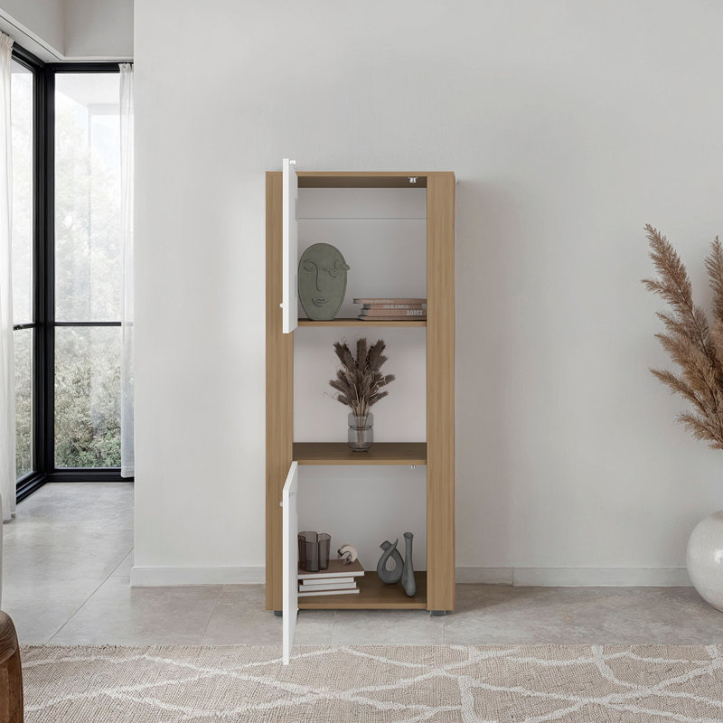 Armoire de rangement verticale en chêne naturel et blanc pour les salles à manger, maximise dans les espaces de vie limités Design moderne avec espaces principaux horizontaux, améliore l'organisation des espaces restreints