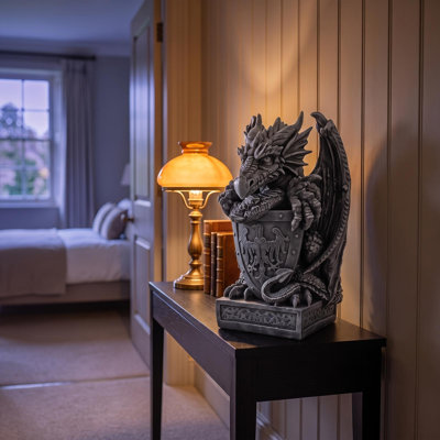 Statue de bouclier de dragon arthurien