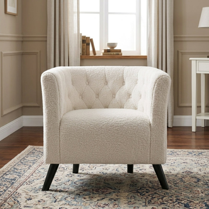 Fauteuil tonneau Gerdeen de 68 cm de large, recouvert de velours Teddy capitonné et doté de pieds en bois, Beige clair