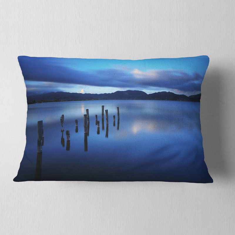 Coussin bleu foncé Sea with Pier Remains