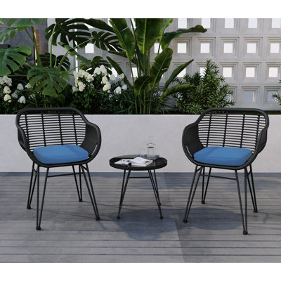 Ensemble de sièges de patio en osier avec coussins et table Buschi