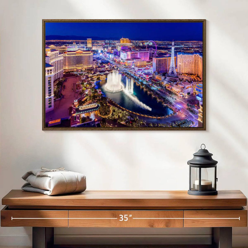 Las Vegas at Night Neon Lights, 25 po x 17 po, Cadre flottant en noyer