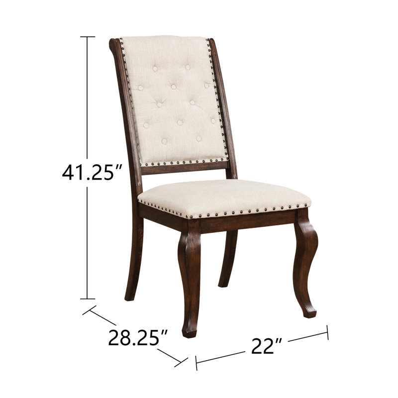 De 2 chaises de salle à manger rectangulaires à dossier crème en tissu avec finition antique et détails cloutés