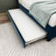 Grand lit bleu avec lit gigogne escamotable et deux tiroirs en tissu, revêtement en velours élégant, fabrication, convient au matériau de rangement de la chambre principale, matériau doux, chambres d'amis idéales