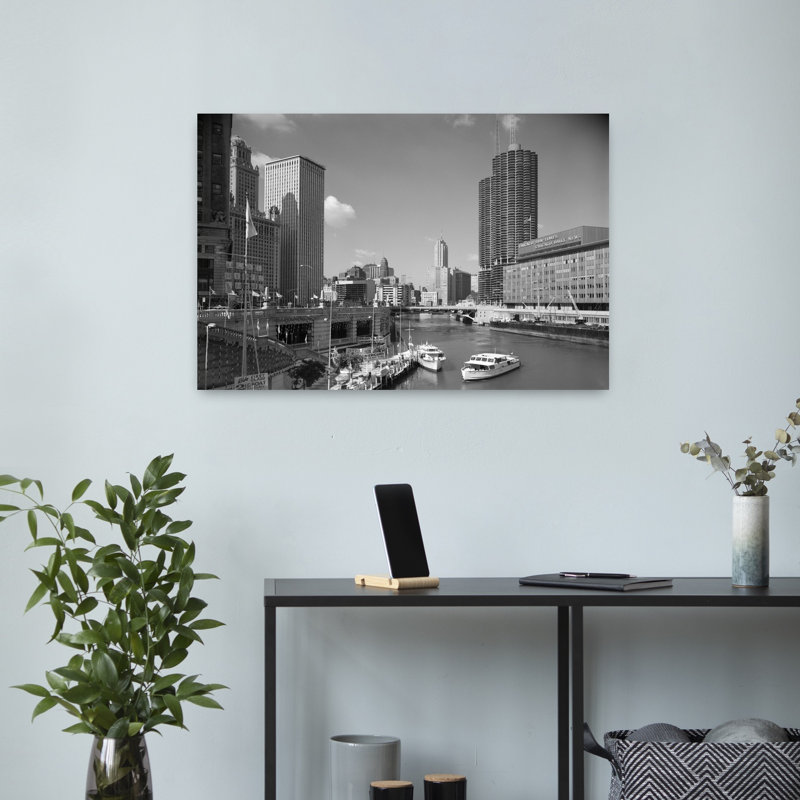 «1960S Chicago River From Michigan Avenue», Sun Times, bâtiment à droite et bateaux dans la rivière, H 16 po x l 24 po