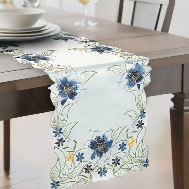 Chemin de table bleu Anner avec broderies et découpes