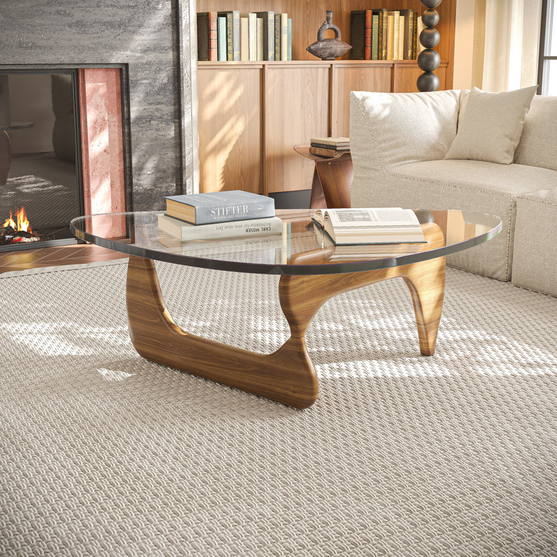 Table basse abstraite à plateau triangulaire de qualité supérieure de 51 po de style Mid-Century avec base en bois massif