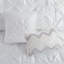 Le magnifique ensemble d'édredon capitonné 7 pièces de couleur blanche, hypoallergénique et élégant pour les lits de grande taille, rehausse l'esthétique de la chambre à coucher.-119068640-119068644