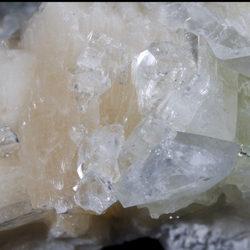 Apophyllite glacée et stilbite pêche