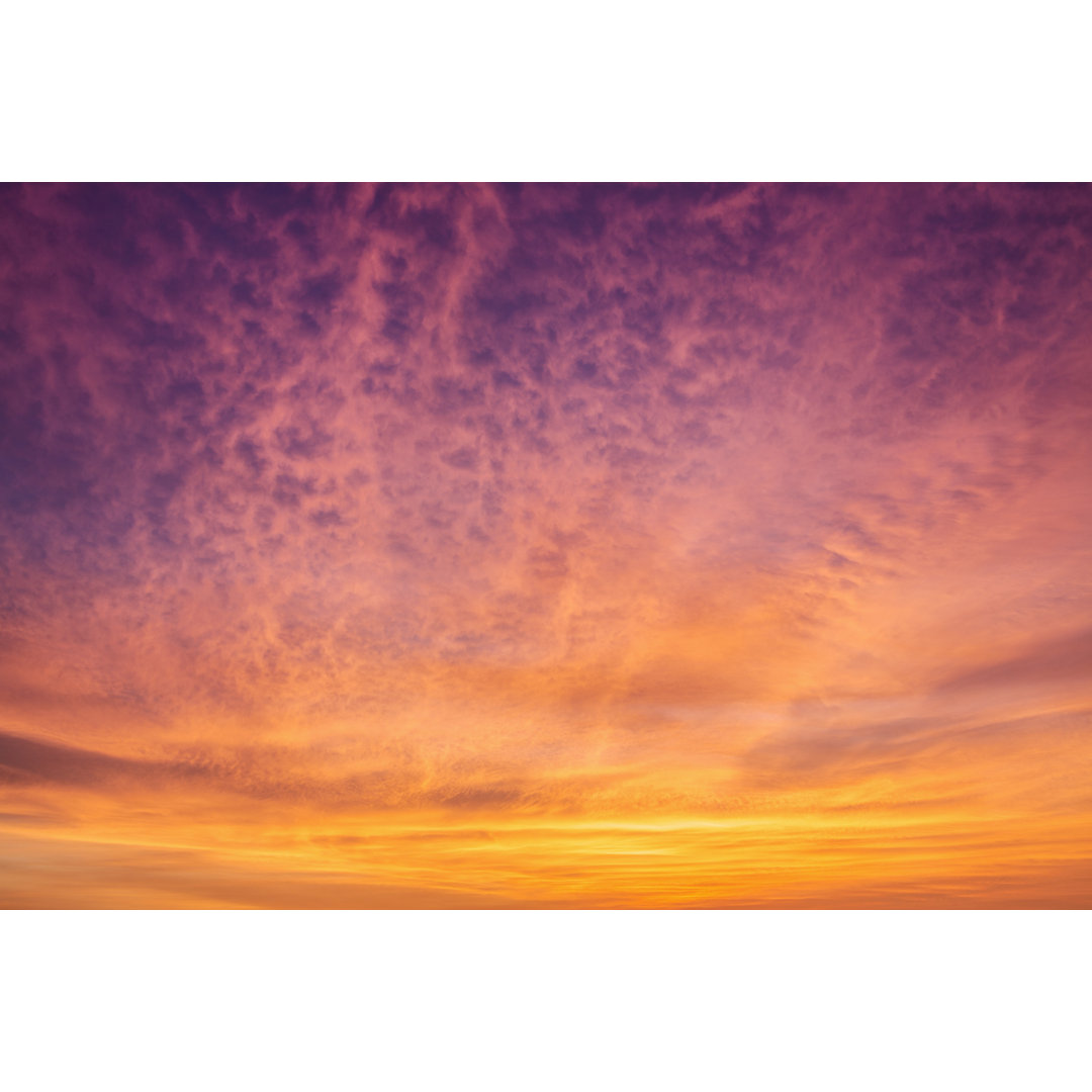 Bunte Wolken am Himmel in der Abenddämmerung von Joakimbkk - Leinwandbild