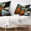 Coussin brun avec imprimé abstrait