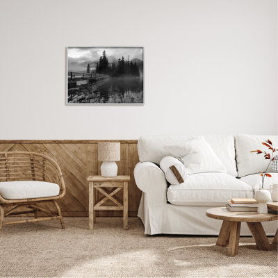 Noir et blanc, paysage nuageux, pont sur le lac, montagnes brumeuses