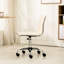 Fauteuil à dossier moyen beige en similicuir, rotation à 360 degrés, 5 roulettes, hauteur réglable de l'assise avec bureau pivotant et réglage en douceur