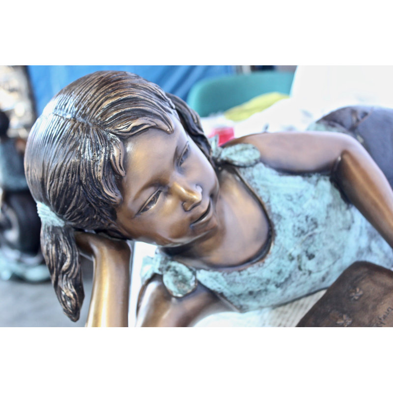 Statue de jeune fille paisible Arverne appréciant une lecture