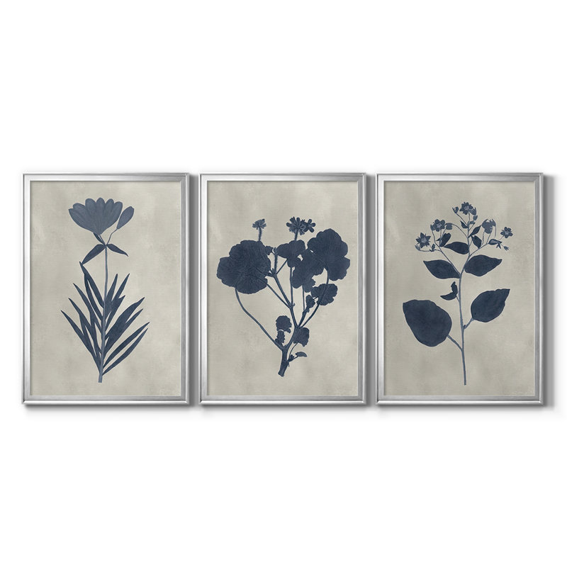 Fleurs pressées bleu marine I - Toile tendue avec châssis sur mesure - 3 pièces, H 19 po x l 45 po, Argent argent
