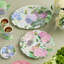 Ensemble de plateaux en mélamine 2 pièces Garden Path - 14 po rondes et 18 po x 13,5 po ovales en rose, mauve et blanc - sans BPA et lavable au lave-vaisselle