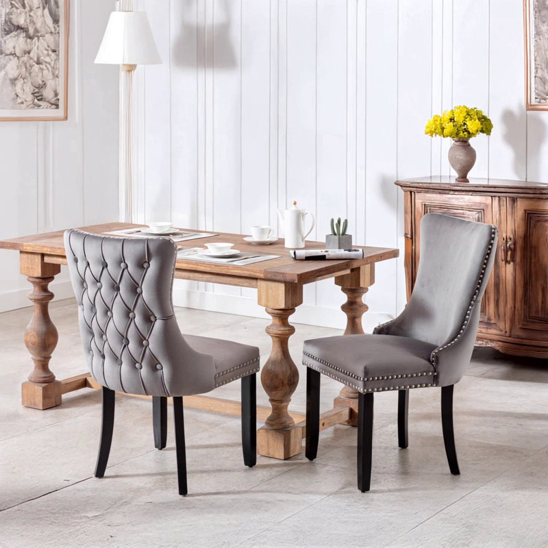 Chaise rembourrée à oreilles avec garniture cloutée et pieds en bois massif, Velours gris velours