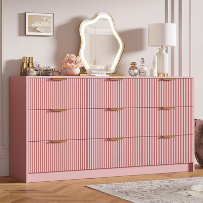 Commode cannelée 59 po de largeur moderne à 9 tiroirs avec poignées en métal doré, armoire de rangement multifonctionnelle et grand meuble télé pour la chambre à coucher, le salon, l'entrée et le couloir - rose