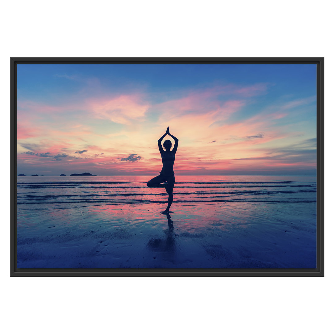 Yoga am Strand Gerahmter Kunstdruck