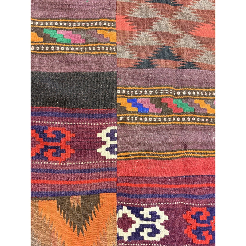Tapis Kilim turc antique des années 1930, tissé à plat, à motifs géométriques multicolores, de style village, de 203 cm x 259 cm.