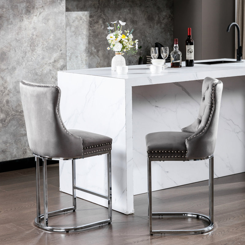 Tabourets de bar 26 po à hauteur de comptoir, velours moderne avec dossier à boutons et garniture de rivets, base en métal, gris, pour la salle à manger et le bar Cuisine et maison et bar et salle à manger