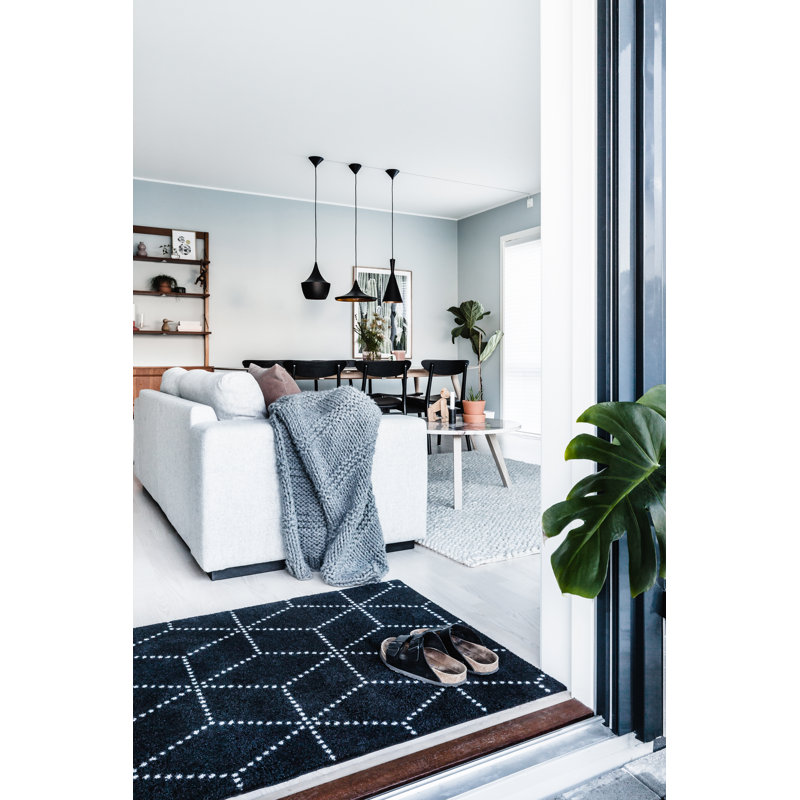 Hagl Black, 32" W x 57" L