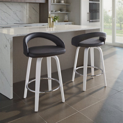 Ensemble de 2 tabourets de comptoir pivotants à hauteur fixe, structure en bois blanc avec similicuir noir et repose-pieds chromé