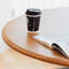 Table ronde chaleureuse en bois massif