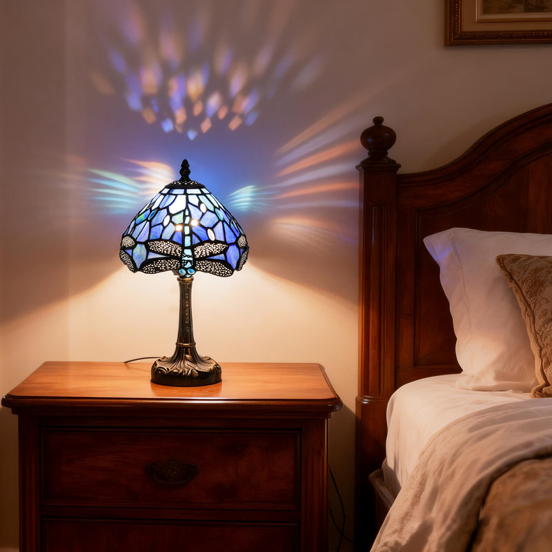 Petite lampe de table de chevet Tiffany, réglable à 3 températures de couleur, abat-jour de style libellule bleue et table de chevet à motif de feuille antique avec base en relief pour la bibliothèque de la chambre à coucher