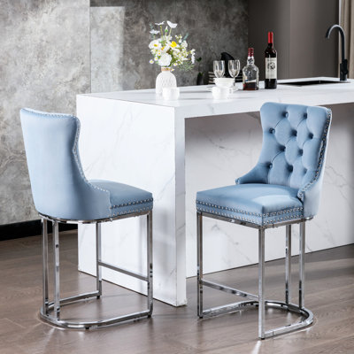Tabourets de bar bleus de 26 po de hauteur de comptoir, velours avec dossier à boutons et garniture de rivets, base en métal robuste pour la cuisine et la maison