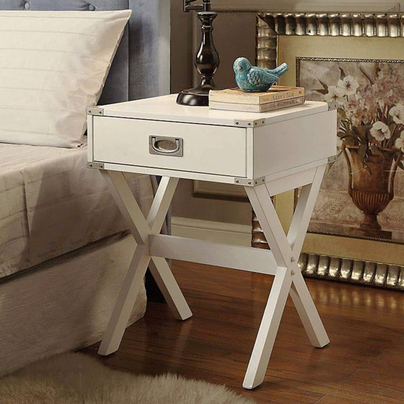 Table d'appoint avec coins en métal