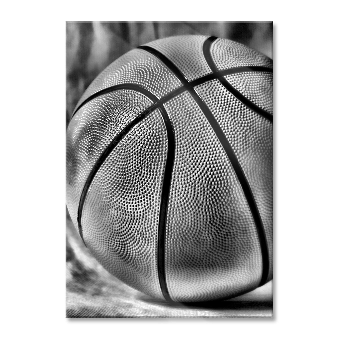 Ungerahmtes Foto auf Glas "Basketball mit Schwarzem Hintergrund"