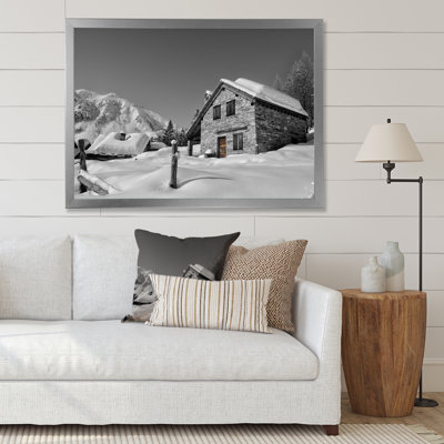 Maison alpine sur une montagne enneigée - photographie sur toile
