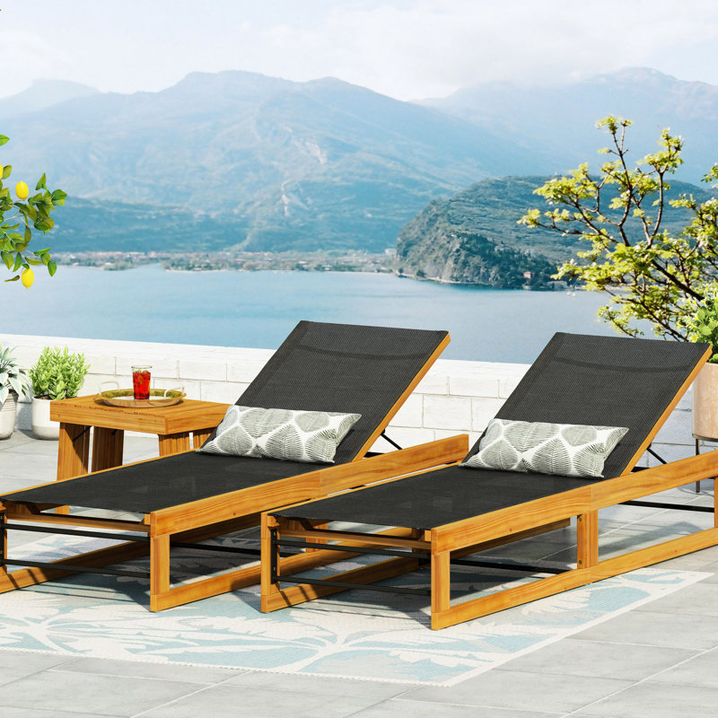 Chaise longue avec assise en filet et structure en bois à circulation d'air