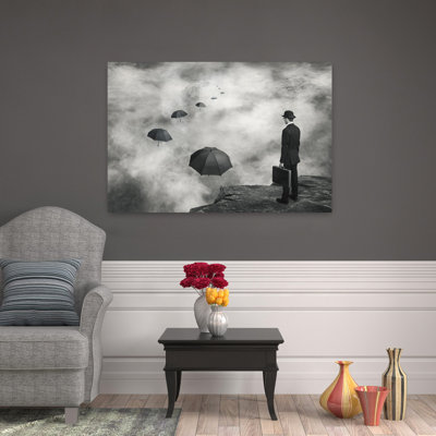 Homme et parapluies flottants