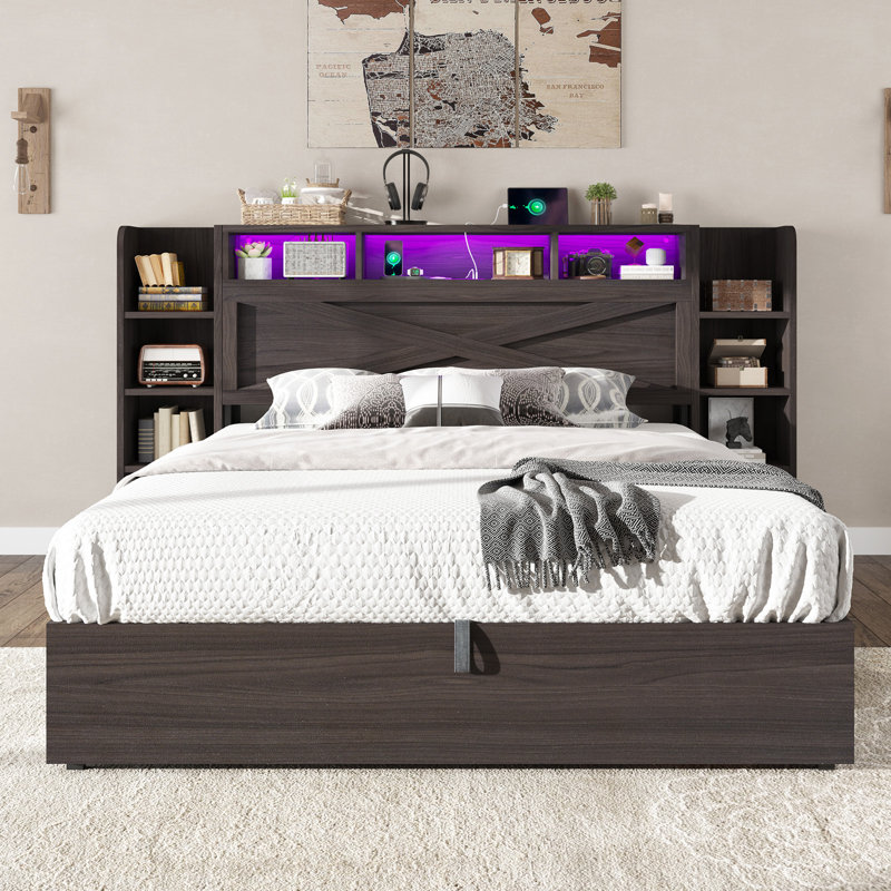 Base de lit avec rangement Shila 45,1 "avec station de charge, tête de lit bibliothèque à DEL et 2 tablettes latérales, grand lit, noir