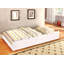 Lit simple superposé au dessus d'un lit double avec rails en échelle attachés-1095357062