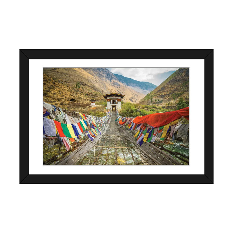 «Bhutan Iron Bridge And Prayer Flags», reproduction de photo sur toile, H 24 po x l 32 po x P 1 po, Papier d'art encadré noir
