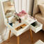 Table de maquillage avec éclairage à DEL 3 couleurs et 2 tiroirs, texture en bois véritable, utilisation polyvalente dans le bureau de la chambre à coucher, petits compartiments de rangement à miroir à couvercle de meuble-lavabo blanc, conception moderne pour le vestiaire,