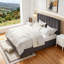 Grand lit plateforme tapissier avec tête de lit en tissu et support en lattes de bois-726375957