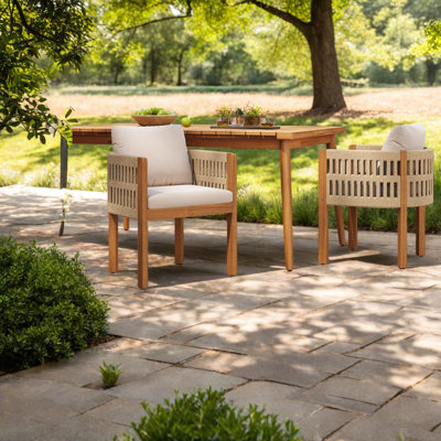 Chaises de patio rustiques en bois d'acacia avec coussins imperméables, parfaites pour les réceptions en plein air