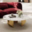 Table basse ronde avec plateau en faux marbre et base sculpturale dorée, centre de table d'inspiration designer