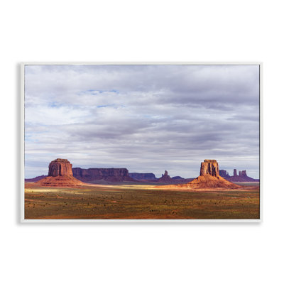 Buttes et mésas du désert monumentaux, estampe numérique, design par Shelley Carlisle