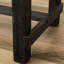 Table en bois antique et quatre chaises blanches à hauteur de comptoir avec choix-1872443588