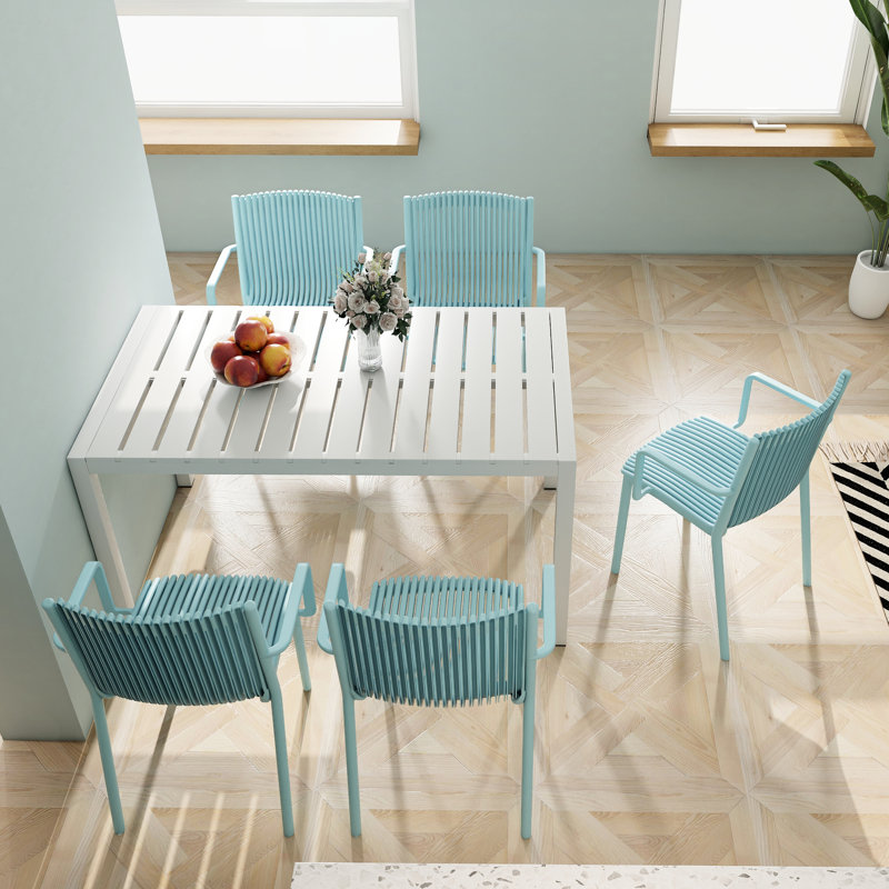 Ensemble de 4 fauteuils empilables modernes en plastique, résistants aux intempéries, dossier ergonomique à lattes, coloris bleu, montage facile. Parfait pour accueillir des invités à la dernière minute. 4 fauteuils avec grande capacité de charge et antidérapants.